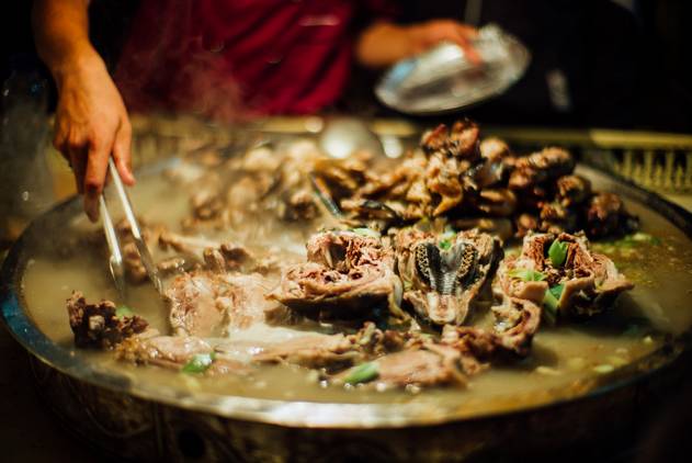 各地人吃新疆美食视频播放,各地美食满载而归