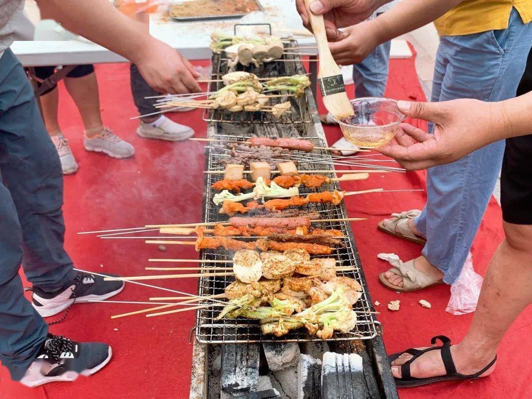 美食主播挑战各地的酒吧,介绍各地美食的音乐作文