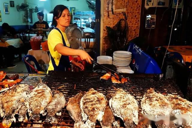 挑战吃各地的特色美食,美食街走遍各地的句子