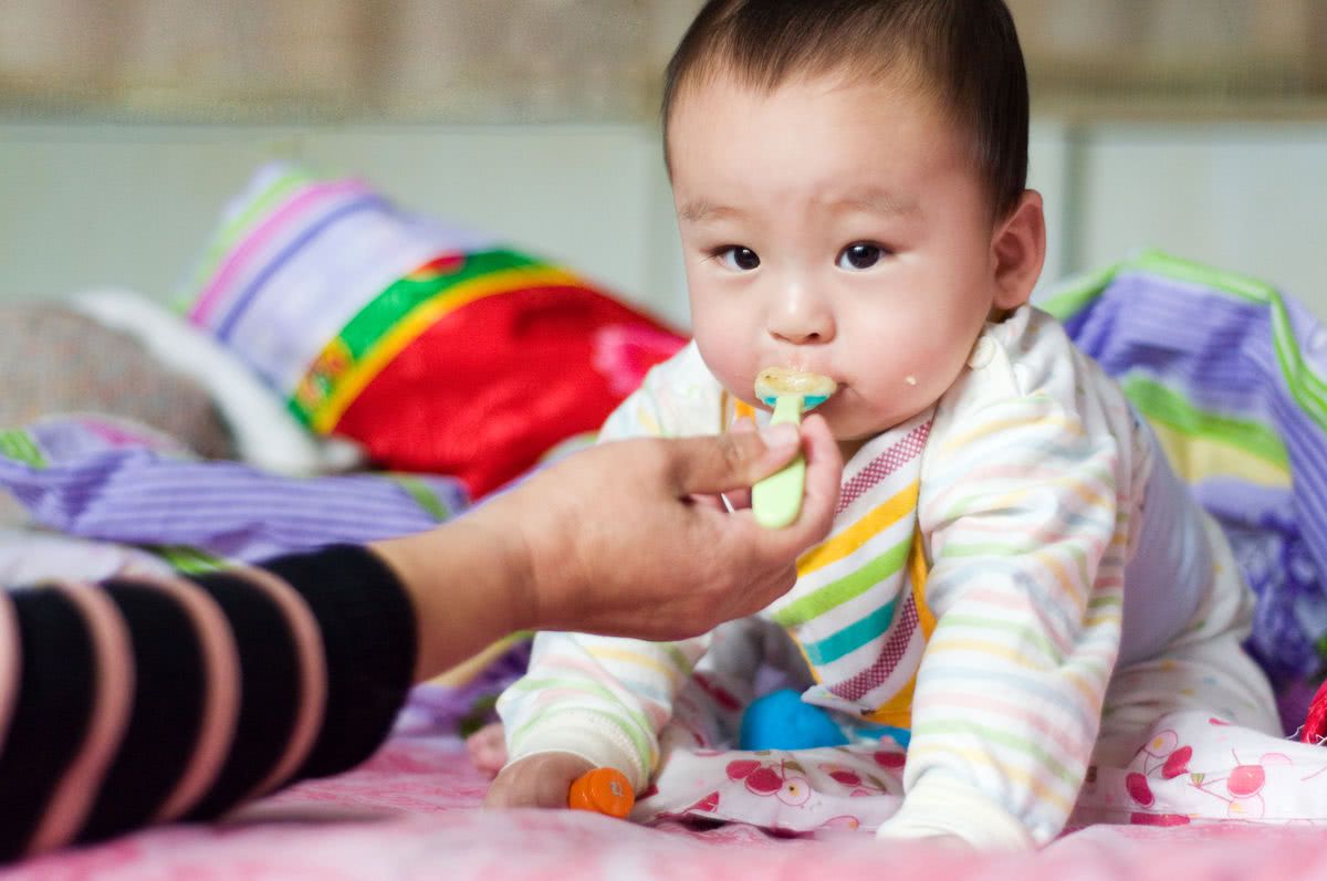 怎么第一次给宝宝喂辅食