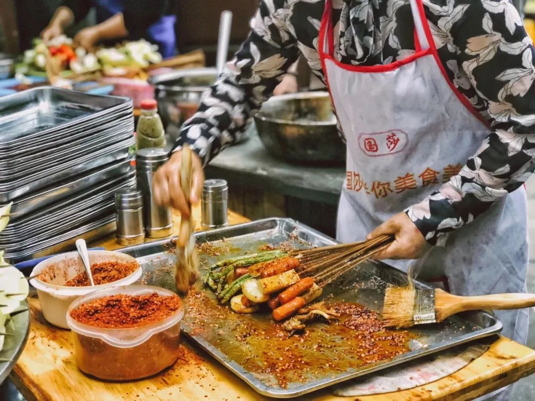 成都各地美食节摆会,去各地吃美食的男生