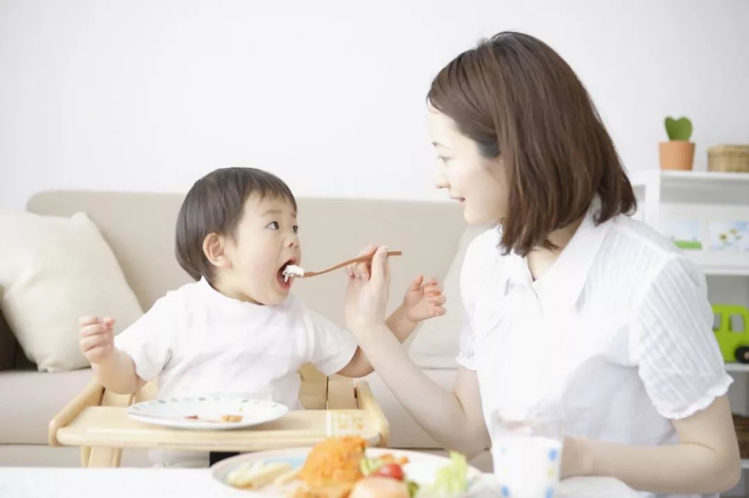 宝宝吃辅食不会吃怎么办